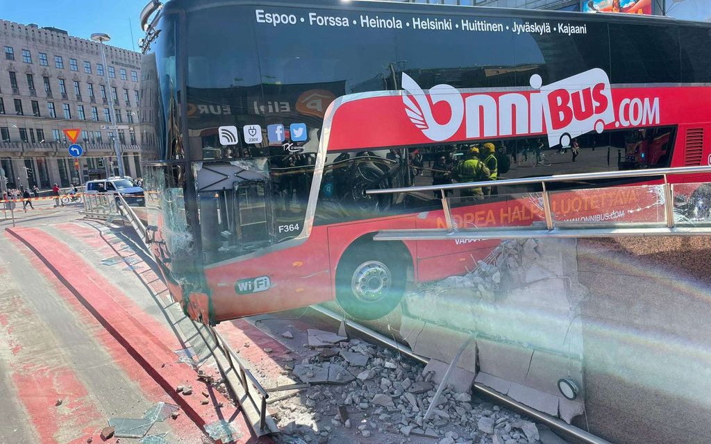Onnettomuuteen joutunut Onnibus-auto on irrotettu