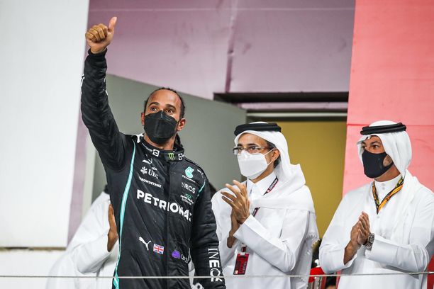 Lewis Hamilton hallitsi Qatarin F1-osakilpailua. 