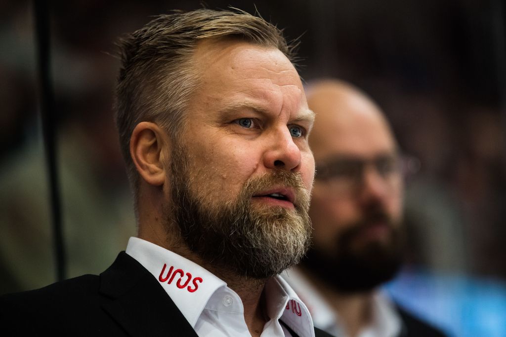 Upea video: Kärppien Mikko Manner lohdutti potkut saanutta Sport-valmentajaa – ”täällä on aina yksi mies, joka joutaa”