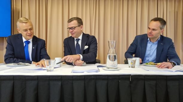 Kokoomuksen varjobudjettia esittelemässä kansanedustaja Timo Heinonen, puheenjohtaja Petteri Orpo ja eduskuntaryhmän puheenjohtaja Kai Mykkänen.