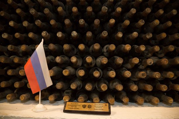 Vladimir Putinin kokoelma Cricovan varastoissa. Pöly ja home saavat kertyä pullojen päälle, sillä ne suojaavat viinipullon korkkia kuivumiselta.