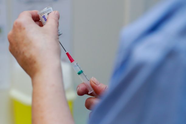 Hoitaja annosteli tiistaiaamuna koronavirusrokotetta rokotuskeskuksessa Brysselissä. Joukkorokotukset alkoivat Euroopan unionin pääkaupungissa tänään.