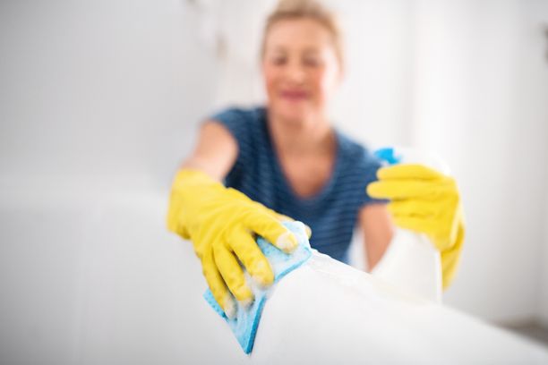 Kodin siivoaminen helpottuu, jos järjestystä pitää yllä ja pieniä tehtäviä tekee päivittäin. 