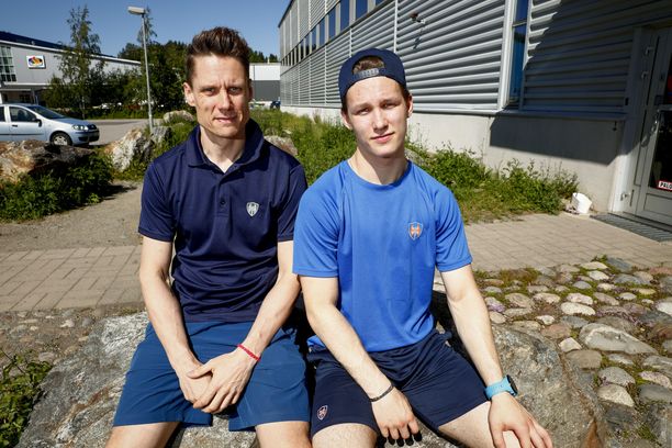 Pasi Puistola (vas.) ja ja Patrik Puistola matkustivat keskiviikkona Saksan kautta Vancouveriin NHL:n varaustilaisuuteen.