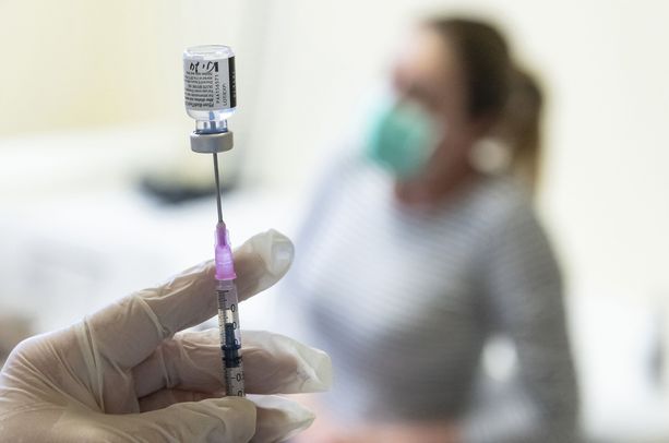 Lääkeyhtiö Astra Zeneca varoitti perjantaina, että EU-maat eivät saa rokotteita odotusten mukaisesti.