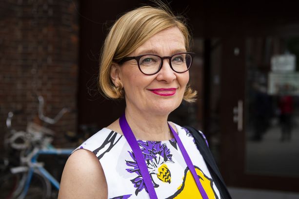 Eduskunnan puhemies Paula Risikko (kok) tuomitsee vihreiden lainsäädäntösihteerin Aino Pennasen lentokoneperformanssin.