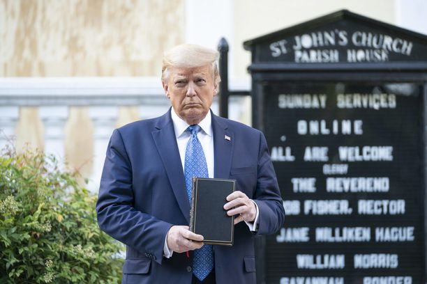 Presidentti Donald Trump poseerasi valokuvaajille Pyhän Johanneksen kirkon edessä Washingtonissa.