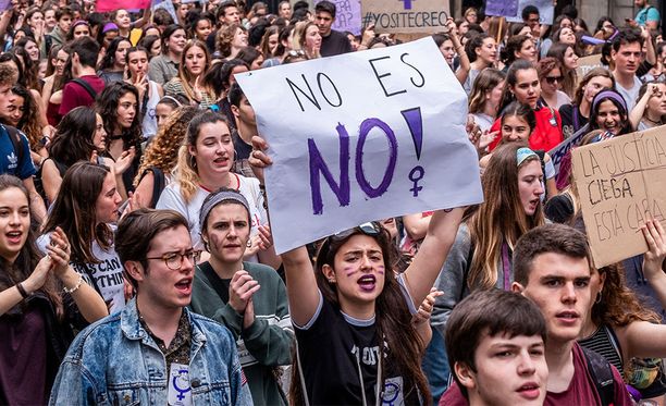 Barcelonassa yli 5000 opiskelijaa osoitti mieltään, kun Pamplonan joukkoraiskauksesta epäiltyjen syytteet kaatuivat huhtikuun lopulla.