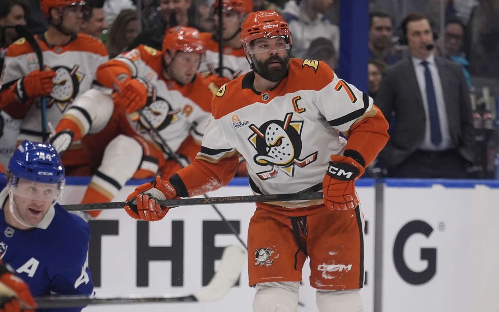 Kokonainen NHL-joukkue jahtasi vain yhtä miestä – Otti nyrkiniskut ja selkäsaunan vastaan