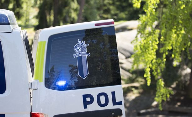 Hämeenlinnan Hauholta surmattuna löytyneen miehen taposta epäillään poliisille entuudestaan tuttua pariskuntaa, joka vangittiin perjantaina.