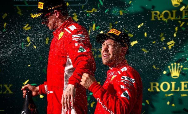 Etkä muuten suihkuta! Kimi Räikkösen ele Sebastian Vettelille naurattaa kansaa.
