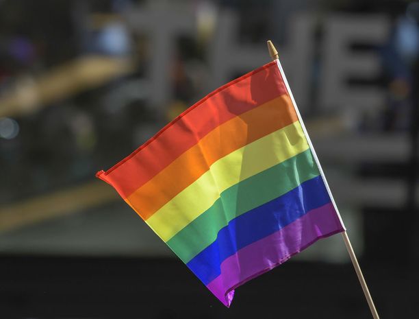 Näkökulma: Elämä kaksoiskaapissa - kirkossa ei voi kertoa olevansa lesbo  eikä sateenkaaripiireissä voi kertoa olevansa töissä kirkossa