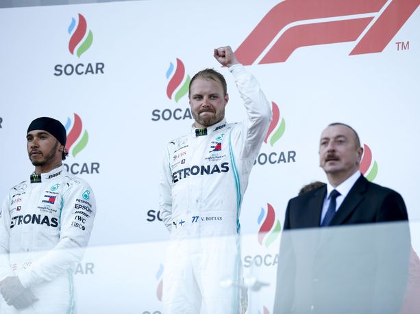 Lewis Hamiltonia ei hymyilyttänyt Bakussa.