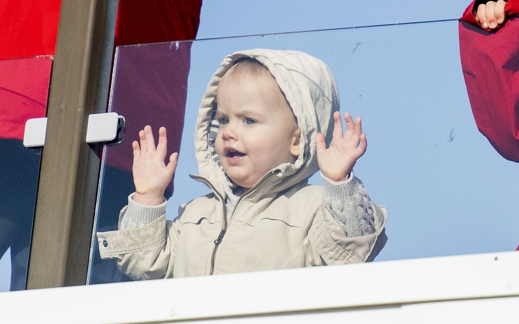 Vekkuli prinssi Julian, 1, varasti huomion isänsä auto­kilpailussa – katso kuvat