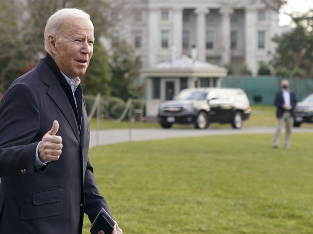 Presidentti Joe Biden iloitsee uudesta koirakaveristaan.