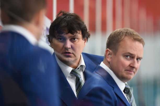 Tomi Lämsä (oikealla) on KHL:n suurseuran Salavat Julajev Ufan uusi päävalmentaja.
