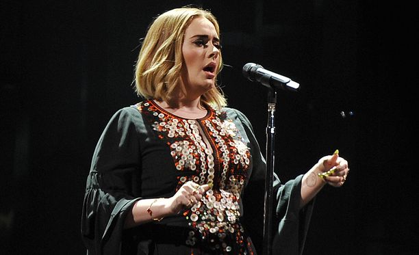 Adele lopetti kiertueensa kesken äänihuulten vahingoittumisen takia.