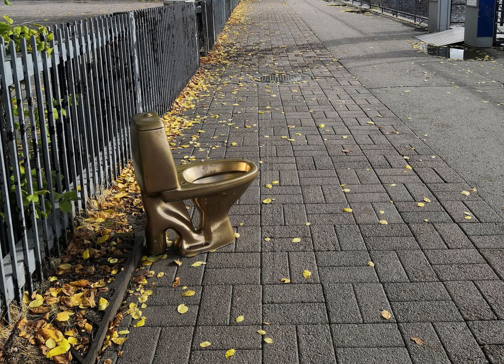 Kultainen vessanpönttö seikkailee pitkin Tamperetta – mutta kuka ihme sitä siirtelee?