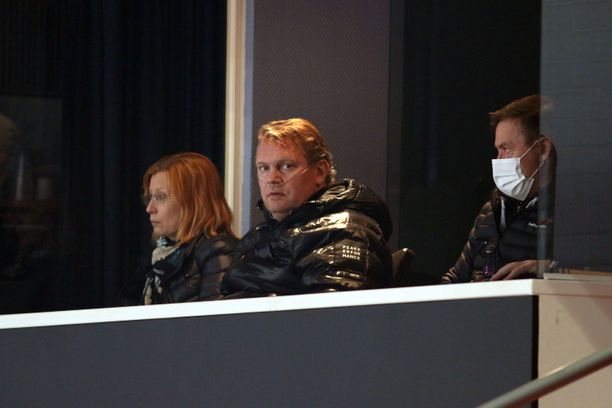 Pekka Virta seurasi ottelua aitiotasolta Eeva-vaimonsa ja Lukon urheilujohtajan Kalle Sahlstedtin kanssa.