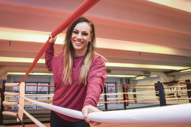 Nyrkkeilijä Eva Wahlström on opetellut uutta nyrkkeilytyyliä uuden valmentajansa Risto Juvosen opissa.