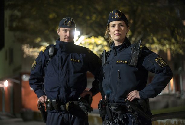 Kalle Johansson ja Emelie Tjäder näkevät työssään, miten rikollisverkostot toimivat erityisen aktiivisesti poliisin ongelmallisiksi luokittelemilla alueilla, koska niissä on hyvä nuorista koostuva rekrytointipohja.