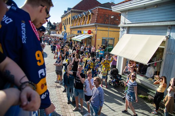 Lukon mestaruusparaati keräsi keskiviikkona tuhansittain ihmisiä kiertueen reitin varrelle Raumalla ja lähiseuduilla.