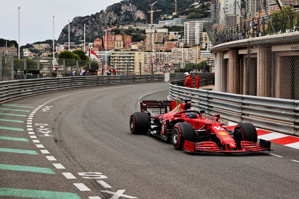 Charles Leclerc oli ykkönen, mutta Ferrari lipsahti rajusti seinään.