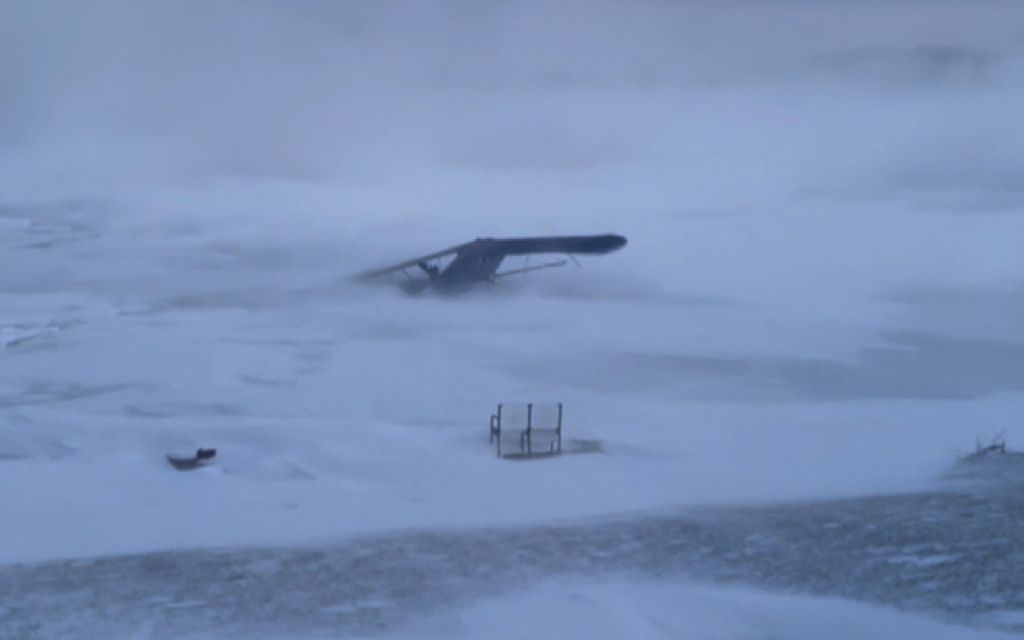 Myrsky pelästytti miehen pahan­päiväisesti – lentokone putosi talon tontille Yhdysvalloissa