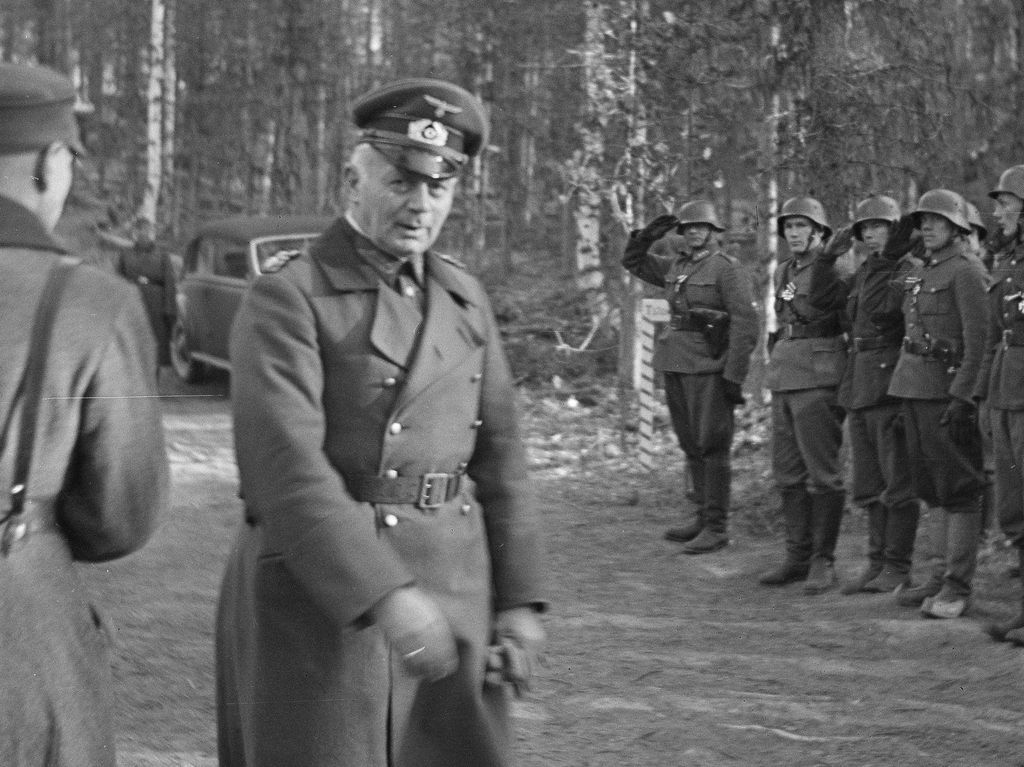 Kenraali Feige jakaa rautaristejä Sallan rintaman taisteluissa ansioituneille suomalaisille 6. divisioonasta.
