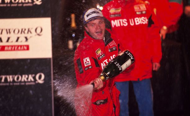 Tommi Mäkinen pääsi suihkuttamaan kuohujuomaa ensimmäisenä kolmen peräkkäisen mestaruuden miehenä. Vuoden 1998 mestaruusjahdissa oli mukana aimo annos tuuria.
