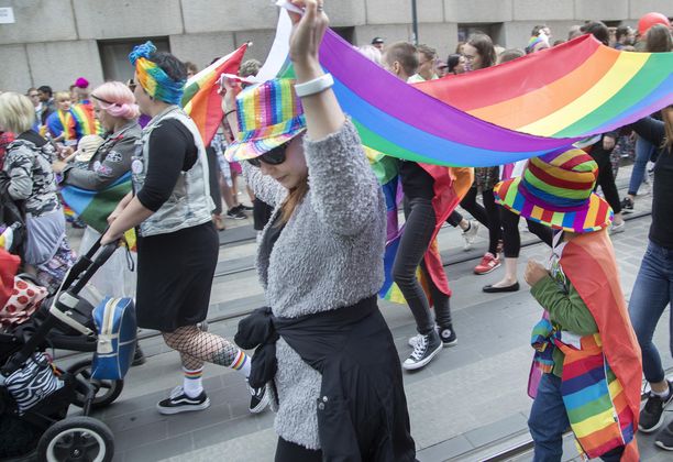 Seksuaali- ja sukupuolivähemmistöjen oikeuksia edistävät järjestöt, kuten Seta, ovat jo pitkään vaatineet, että lakiin tulisi saada kolmas virallinen sukupuoli. Kuvassa Helsinki Pride kesäkuussa 2018. 