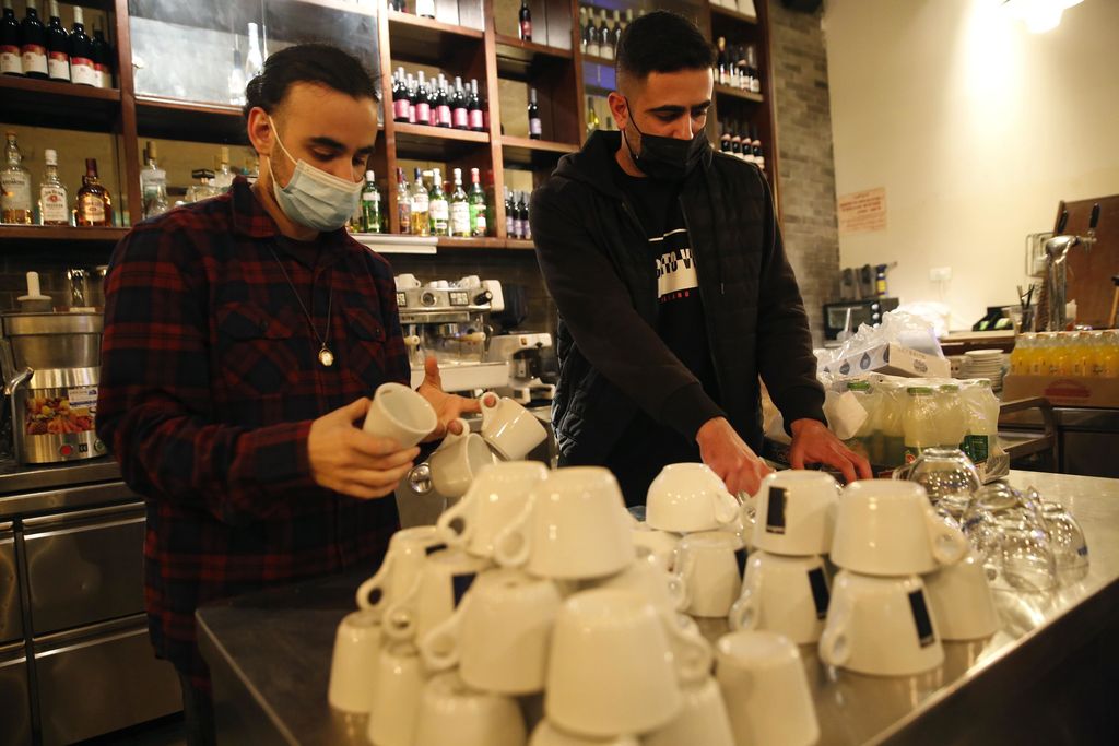 Rokotettuja jo 40 prosenttia: Israel avasi baarit ja ravintolat ja päästää enemmän kansalaisiaan maahan