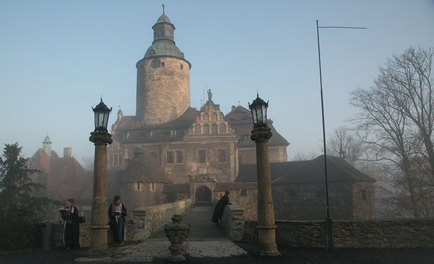 Taikakoulu toimii Czochan linnassa Lesnassa Puolassa.
