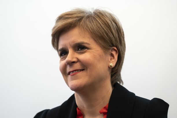 Skotlannin pääministeri Nicola Sturgeon johtaa itsenäisyyttä ajavaa SNP-puoluetta. 
