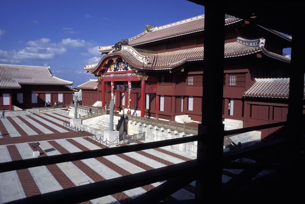 Japanin 600 vuotta vanha Shurin linna on ilmiliekeissä
