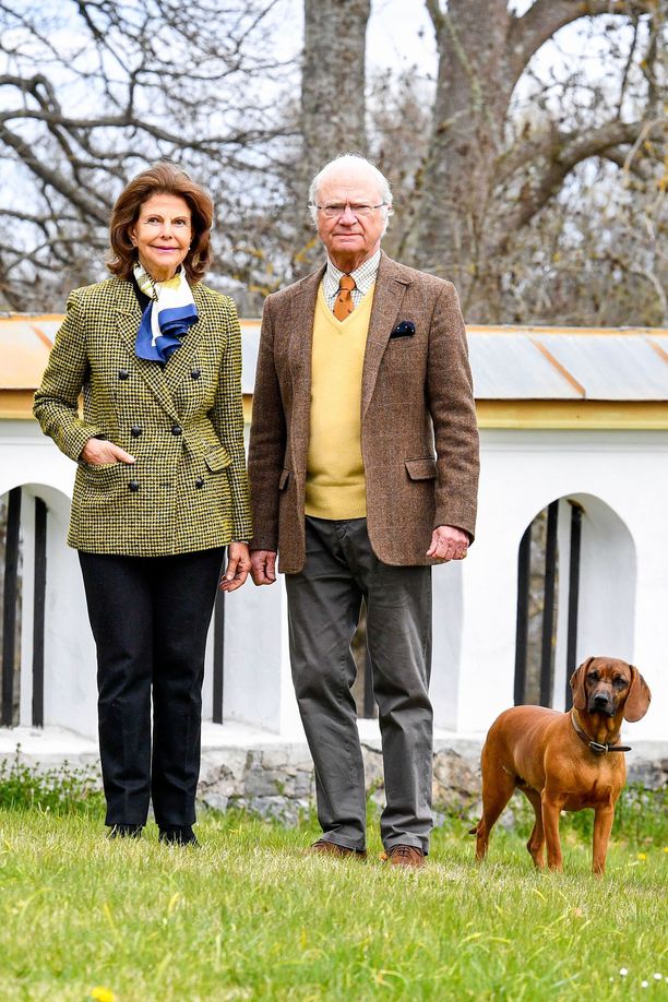 Silvia ja Kaarle Kustaa ovat asuneet viime viikot Stenhammarin linnassa. Kuvassa myös  heidän koiransa Brandie. 