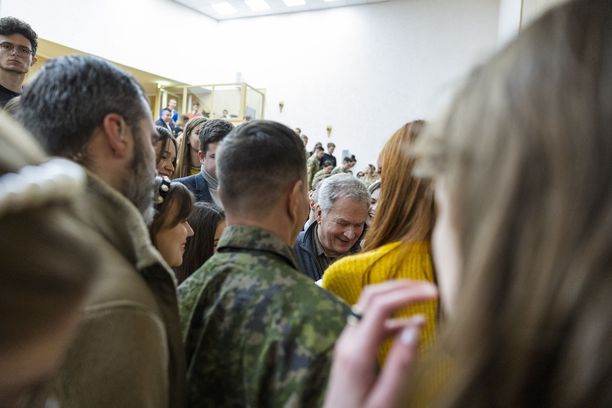 Presidentti Sauli Niinistö piti vierailijaluennon Taras Ševtšenkon yliopistolla Kiovassa. Luennon jälkeen opiskelijat piirittivät innoissaan Niinistöä.