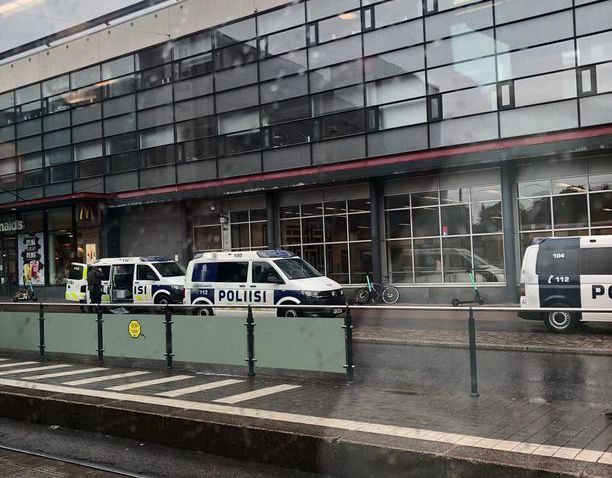 Operaatioon osallistuneita poliiseja sunnuntai-iltapäivänä Ruoholahden metroasemalla.