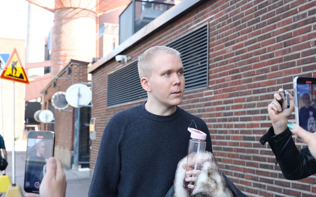 Aleksanteri Kivimäki, obtožen v primeru Vastaamo, se pojavi na sodišču, kasneje pa ga izpustijo