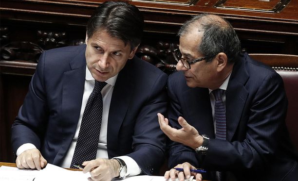 Italian tuore pääministeri Giuseppe Conte (vasemmalla) ja talousministeri Giovanni Tria.