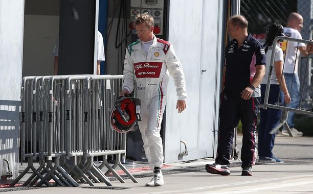 Kimi Räikkönen on jo kahdesti viikonlopun aikana lipsahtanut ulos samassa mutkassa. 