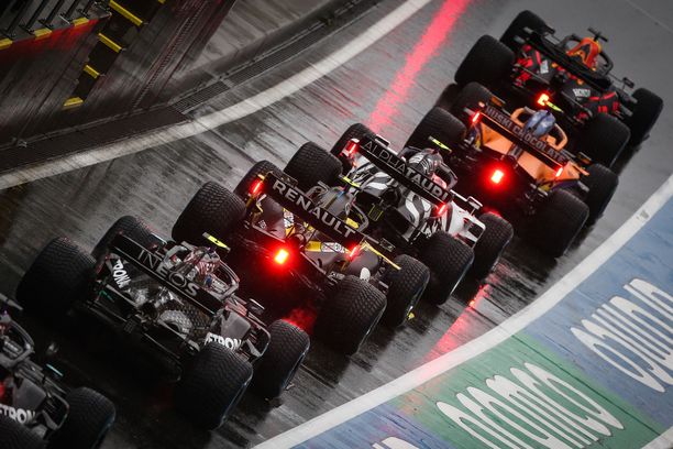 F1-kuskit osoittivat, ettei sadekeli tuota ammattilaisille suuria ongelmia.