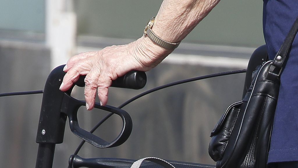 86-vuotias nainen paljastui kirjelappupiinaajaksi – seisoi viestiensä takana vielä käräjilläkin