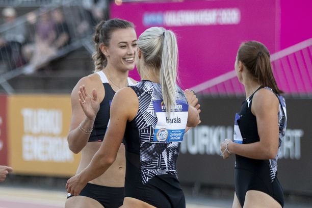 Myös Lotta Harala ja Nadine Visser halasivat 100 metrin aitajuoksufinaalin jälkeen.