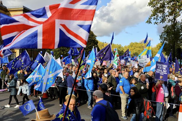 Mielenosoittajat vaativat toista kansanäänestystä Lontoossa.