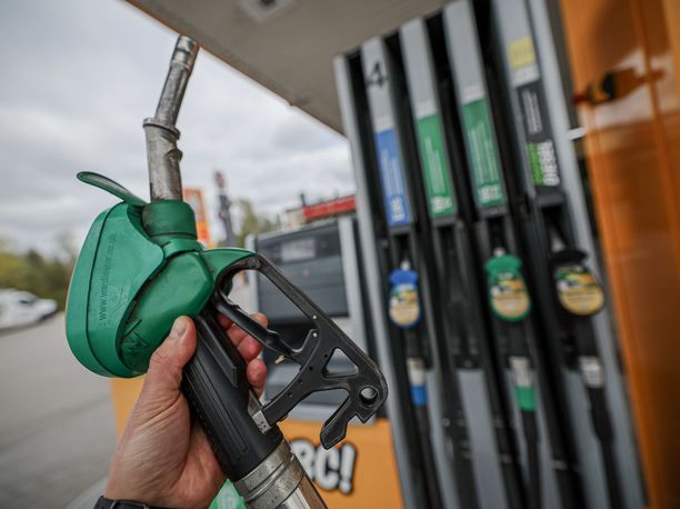 Polttoaineen hinta nousee taas – Täällä ehtii vielä tankata alle 1,9€/l