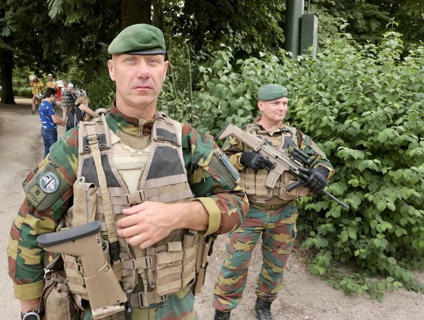 Belgialaiset sotilaat partioivat Brysselissä. Muiden EU-maiden tapaan myös Belgia tulee asettamaan omat voimansa EU:n suunnitteilla olevan rajavartioston käyttöön.