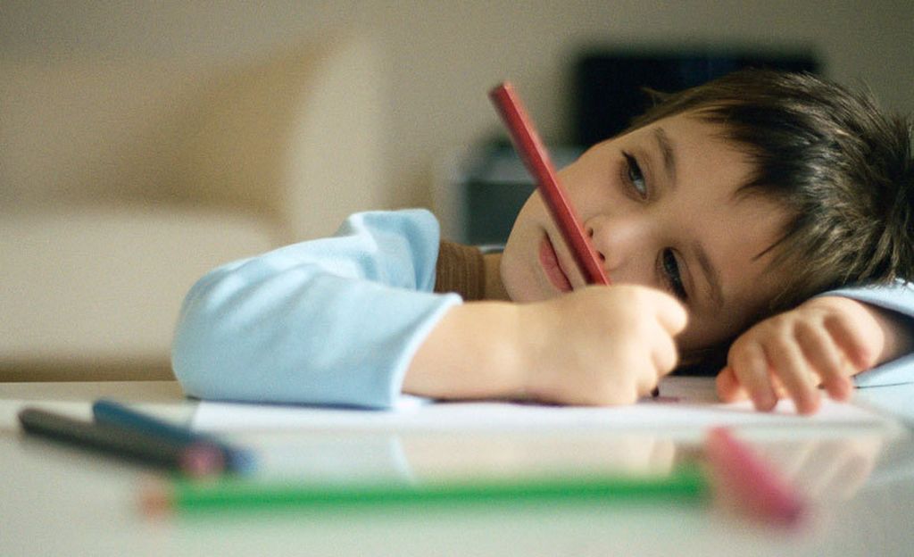 Lapsen keskittymiskykyä voi parantaa kotikonstein - aivotutkijan 11 vinkkiä