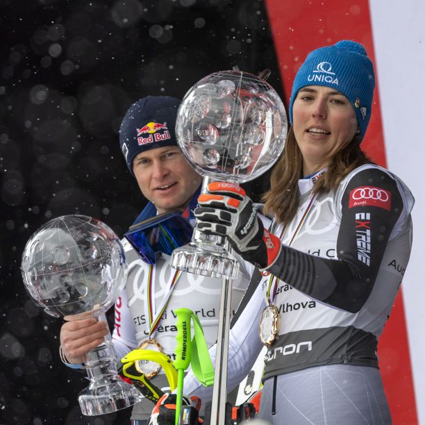 Slovakian Petra Vlhova (oik.) voitti viime talvena alppihiihdon naisten maailmancupin kokonaiskilpailun. Ranskan Alexis Pinturault oli cupin valtias miesten puolella.