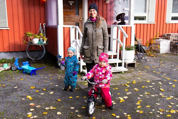 Mirva Vähä-Pietilä lastensa kanssa. 
